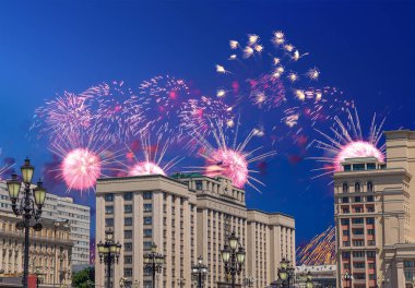 Zafer Günü (2. Dünya Savaşı) Moskova ve Rusya 'da Rusya Federasyonu Federal Meclisi Duma binasına havai fişekler atıldı.   