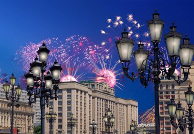 Zafer Günü (2. Dünya Savaşı) Moskova ve Rusya 'da Rusya Federasyonu Federal Meclisi Duma binasına havai fişekler atıldı.   