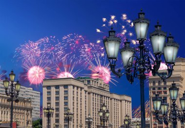 Zafer Günü (2. Dünya Savaşı) Moskova ve Rusya 'da Rusya Federasyonu Federal Meclisi Duma binasına havai fişekler atıldı.   