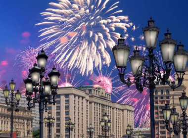 Zafer Günü (2. Dünya Savaşı) Moskova ve Rusya 'da Rusya Federasyonu Federal Meclisi Duma binasına havai fişekler atıldı.   