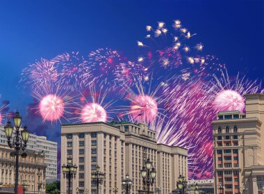 Zafer Günü (2. Dünya Savaşı) Moskova ve Rusya 'da Rusya Federasyonu Federal Meclisi Duma binasına havai fişekler atıldı.   