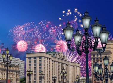 Zafer Günü (2. Dünya Savaşı) Moskova ve Rusya 'da Rusya Federasyonu Federal Meclisi Duma binasına havai fişekler atıldı.   