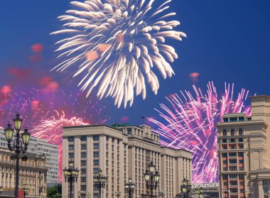 Zafer Günü (2. Dünya Savaşı) Moskova ve Rusya 'da Rusya Federasyonu Federal Meclisi Duma binasına havai fişekler atıldı.   