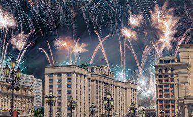 Zafer Günü (2. Dünya Savaşı) Moskova ve Rusya 'da Rusya Federasyonu Federal Meclisi Duma binasına havai fişekler atıldı.   