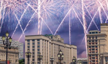 Zafer Günü (2. Dünya Savaşı) Moskova ve Rusya 'da Rusya Federasyonu Federal Meclisi Duma binasına havai fişekler atıldı.   