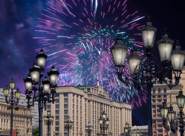 Zafer Günü (2. Dünya Savaşı) Moskova ve Rusya 'da Rusya Federasyonu Federal Meclisi Duma binasına havai fişekler atıldı.   