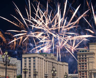 Zafer Günü (2. Dünya Savaşı) Moskova ve Rusya 'da Rusya Federasyonu Federal Meclisi Duma binasına havai fişekler atıldı.   
