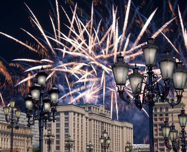 Zafer Günü (2. Dünya Savaşı) Moskova ve Rusya 'da Rusya Federasyonu Federal Meclisi Duma binasına havai fişekler atıldı.   