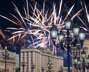 Zafer Günü (2. Dünya Savaşı) Moskova ve Rusya 'da Rusya Federasyonu Federal Meclisi Duma binasına havai fişekler atıldı.   