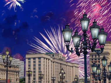 Zafer Günü (2. Dünya Savaşı) Moskova ve Rusya 'da Rusya Federasyonu Federal Meclisi Duma binasına havai fişekler atıldı.   