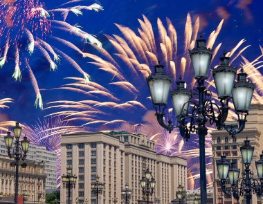 Zafer Günü (2. Dünya Savaşı) Moskova ve Rusya 'da Rusya Federasyonu Federal Meclisi Duma binasına havai fişekler atıldı.   