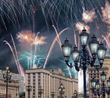 Zafer Günü (2. Dünya Savaşı) Moskova ve Rusya 'da Rusya Federasyonu Federal Meclisi Duma binasına havai fişekler atıldı.   