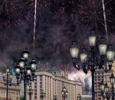 Zafer Günü (2. Dünya Savaşı) Moskova ve Rusya 'da Rusya Federasyonu Federal Meclisi Duma binasına havai fişekler atıldı.   