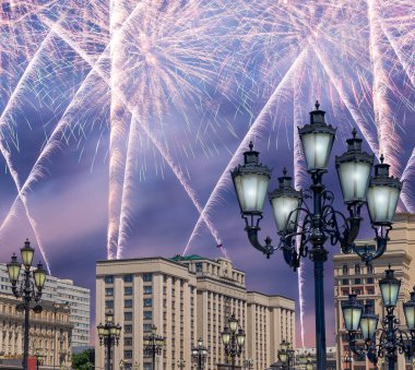 Zafer Günü (2. Dünya Savaşı) Moskova ve Rusya 'da Rusya Federasyonu Federal Meclisi Duma binasına havai fişekler atıldı.   