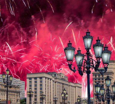 Zafer Günü (2. Dünya Savaşı) Moskova ve Rusya 'da Rusya Federasyonu Federal Meclisi Duma binasına havai fişekler atıldı.   