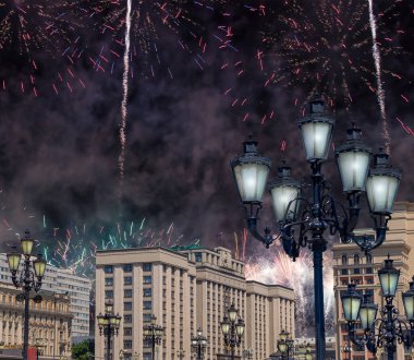 Zafer Günü (2. Dünya Savaşı) Moskova ve Rusya 'da Rusya Federasyonu Federal Meclisi Duma binasına havai fişekler atıldı.   
