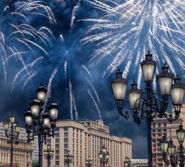 Zafer Günü (2. Dünya Savaşı) Moskova ve Rusya 'da Rusya Federasyonu Federal Meclisi Duma binasına havai fişekler atıldı.   