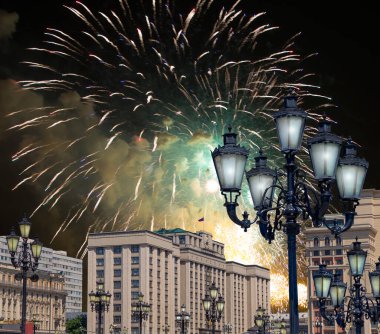 Zafer Günü (2. Dünya Savaşı) Moskova ve Rusya 'da Rusya Federasyonu Federal Meclisi Duma binasına havai fişekler atıldı.   