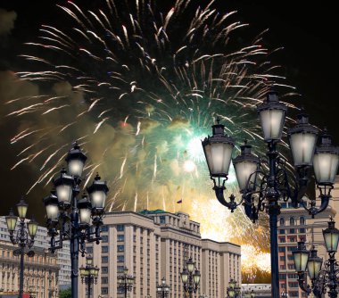 Zafer Günü (2. Dünya Savaşı) Moskova ve Rusya 'da Rusya Federasyonu Federal Meclisi Duma binasına havai fişekler atıldı.   