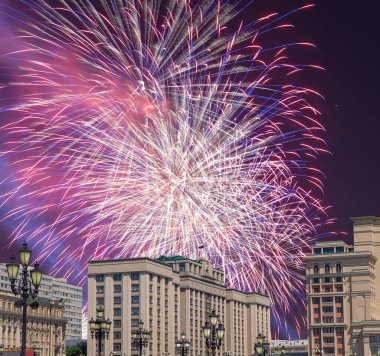 Zafer Günü (2. Dünya Savaşı) Moskova ve Rusya 'da Rusya Federasyonu Federal Meclisi Duma binasına havai fişekler atıldı.   
