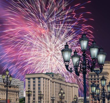 Zafer Günü (2. Dünya Savaşı) Moskova ve Rusya 'da Rusya Federasyonu Federal Meclisi Duma binasına havai fişekler atıldı.   