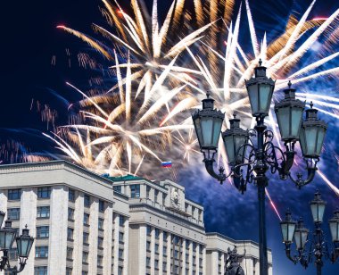 Zafer Günü (2. Dünya Savaşı) Moskova ve Rusya 'da Rusya Federasyonu Federal Meclisi Duma binasına havai fişekler atıldı.  