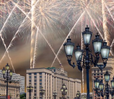 Zafer Günü (2. Dünya Savaşı) Moskova ve Rusya 'da Rusya Federasyonu Federal Meclisi Duma binasına havai fişekler atıldı.   