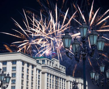 Zafer Günü (2. Dünya Savaşı) Moskova ve Rusya 'da Rusya Federasyonu Federal Meclisi Duma binasına havai fişekler atıldı.  