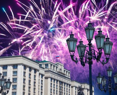 Zafer Günü (2. Dünya Savaşı) Moskova ve Rusya 'da Rusya Federasyonu Federal Meclisi Duma binasına havai fişekler atıldı.  