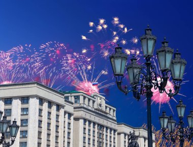 Zafer Günü (2. Dünya Savaşı) Moskova ve Rusya 'da Rusya Federasyonu Federal Meclisi Duma binasına havai fişekler atıldı.  