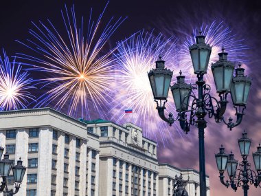 Zafer Günü (2. Dünya Savaşı) Moskova ve Rusya 'da Rusya Federasyonu Federal Meclisi Duma binasına havai fişekler atıldı.  