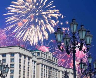 Zafer Günü (2. Dünya Savaşı) Moskova ve Rusya 'da Rusya Federasyonu Federal Meclisi Duma binasına havai fişekler atıldı.  