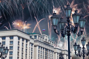 Zafer Günü (2. Dünya Savaşı) Moskova ve Rusya 'da Rusya Federasyonu Federal Meclisi Duma binasına havai fişekler atıldı.  