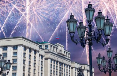 Zafer Günü (2. Dünya Savaşı) Moskova ve Rusya 'da Rusya Federasyonu Federal Meclisi Duma binasına havai fişekler atıldı.  