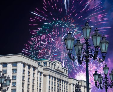 Zafer Günü (2. Dünya Savaşı) Moskova ve Rusya 'da Rusya Federasyonu Federal Meclisi Duma binasına havai fişekler atıldı.  
