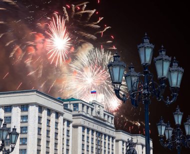 Zafer Günü (2. Dünya Savaşı) Moskova ve Rusya 'da Rusya Federasyonu Federal Meclisi Duma binasına havai fişekler atıldı.  