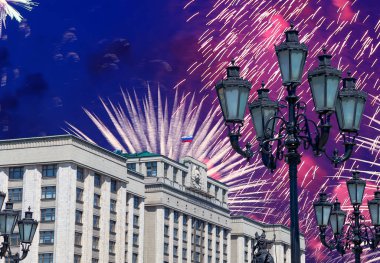 Zafer Günü (2. Dünya Savaşı) Moskova ve Rusya 'da Rusya Federasyonu Federal Meclisi Duma binasına havai fişekler atıldı.  