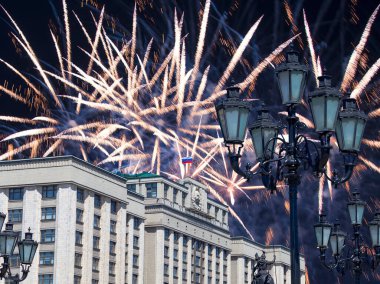 Zafer Günü (2. Dünya Savaşı) Moskova ve Rusya 'da Rusya Federasyonu Federal Meclisi Duma binasına havai fişekler atıldı.  