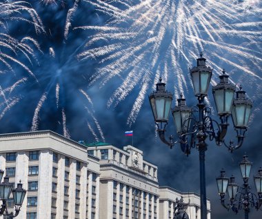 Zafer Günü (2. Dünya Savaşı) Moskova ve Rusya 'da Rusya Federasyonu Federal Meclisi Duma binasına havai fişekler atıldı.  