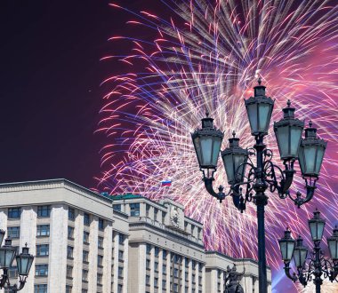 Zafer Günü (2. Dünya Savaşı) Moskova ve Rusya 'da Rusya Federasyonu Federal Meclisi Duma binasına havai fişekler atıldı.  
