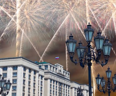 Zafer Günü (2. Dünya Savaşı) Moskova ve Rusya 'da Rusya Federasyonu Federal Meclisi Duma binasına havai fişekler atıldı.  