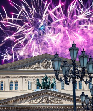 Zafer Günü (2. Dünya Savaşı) sırasında Bolşoy Tiyatrosu (Büyük, Büyük ya da Büyük Tiyatro) üzerindeki havai fişekler