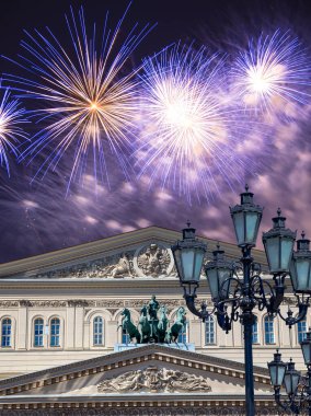 Zafer Günü (2. Dünya Savaşı) sırasında Bolşoy Tiyatrosu (Büyük, Büyük ya da Büyük Tiyatro) üzerindeki havai fişekler