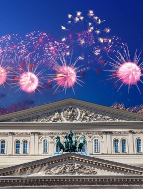 Zafer Günü (2. Dünya Savaşı) sırasında Bolşoy Tiyatrosu (Büyük, Büyük ya da Büyük Tiyatro) üzerindeki havai fişekler