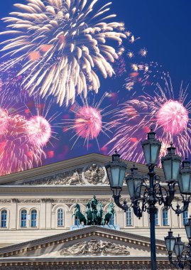 Zafer Günü (2. Dünya Savaşı) sırasında Bolşoy Tiyatrosu (Büyük, Büyük ya da Büyük Tiyatro) üzerindeki havai fişekler
