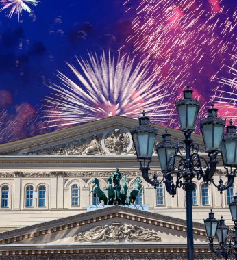 Zafer Günü (2. Dünya Savaşı) sırasında Bolşoy Tiyatrosu (Büyük, Büyük ya da Büyük Tiyatro) üzerindeki havai fişekler