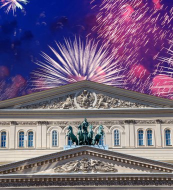 Zafer Günü (2. Dünya Savaşı) sırasında Bolşoy Tiyatrosu (Büyük, Büyük ya da Büyük Tiyatro) üzerindeki havai fişekler