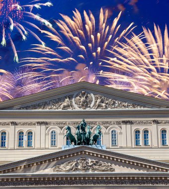 Zafer Günü (2. Dünya Savaşı) sırasında Bolşoy Tiyatrosu (Büyük, Büyük ya da Büyük Tiyatro) üzerindeki havai fişekler