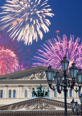 Zafer Günü (2. Dünya Savaşı) sırasında Bolşoy Tiyatrosu (Büyük, Büyük ya da Büyük Tiyatro) üzerindeki havai fişekler