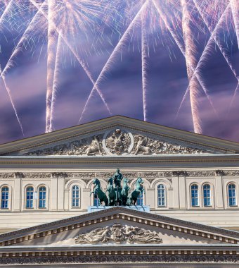 Zafer Günü (2. Dünya Savaşı) sırasında Bolşoy Tiyatrosu (Büyük, Büyük ya da Büyük Tiyatro) üzerindeki havai fişekler